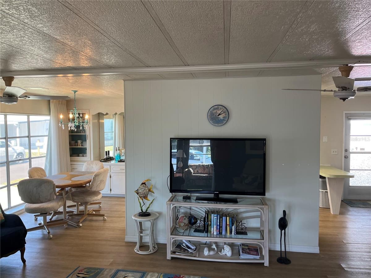 609 CERVINA DRIVE — photo 9 of 38