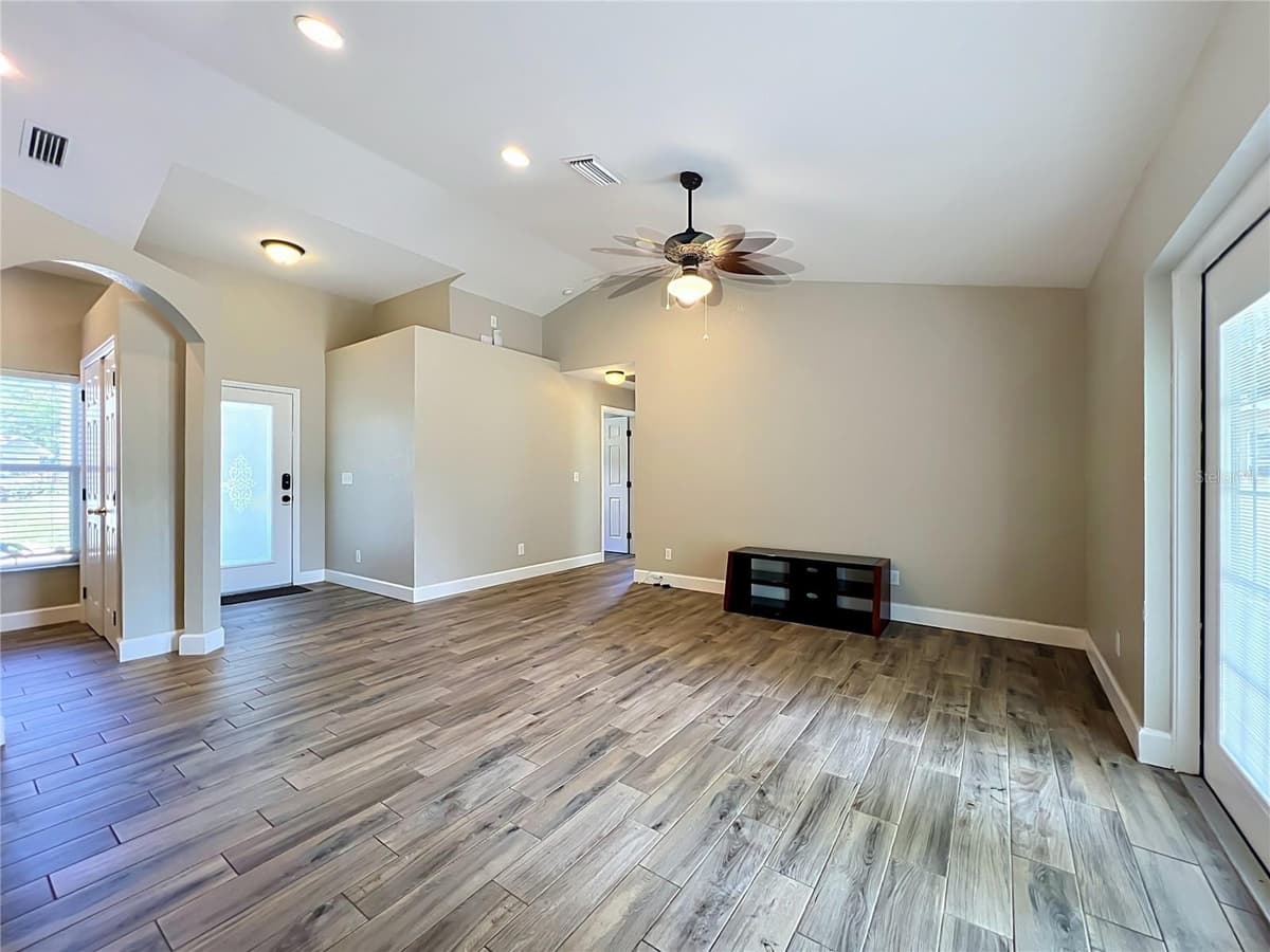 1193 LAKE LUCERNE CIRCLE — photo 11 of 39