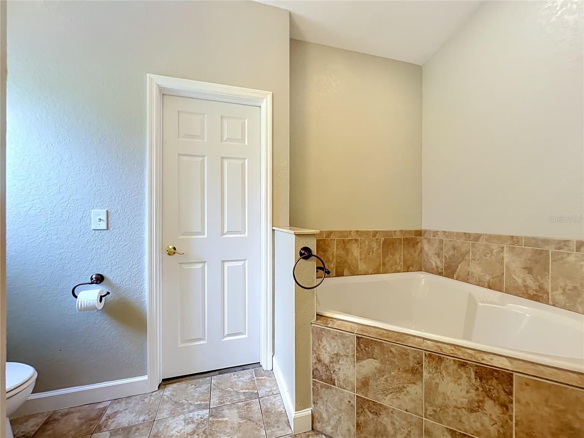 1193 LAKE LUCERNE CIRCLE — photo 25 of 39