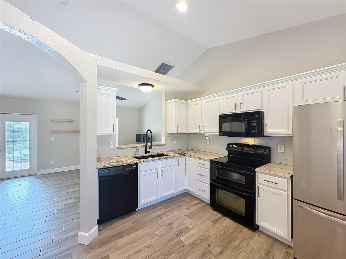 1193 LAKE LUCERNE CIRCLE — photo 4 of 39