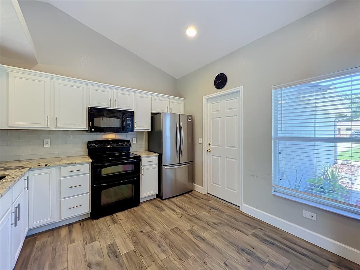 1193 LAKE LUCERNE CIRCLE — photo 5 of 39