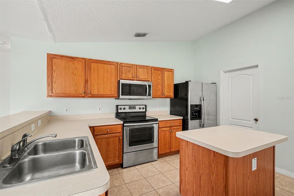 380 SHERIDAN AVENUE — photo 7 of 23