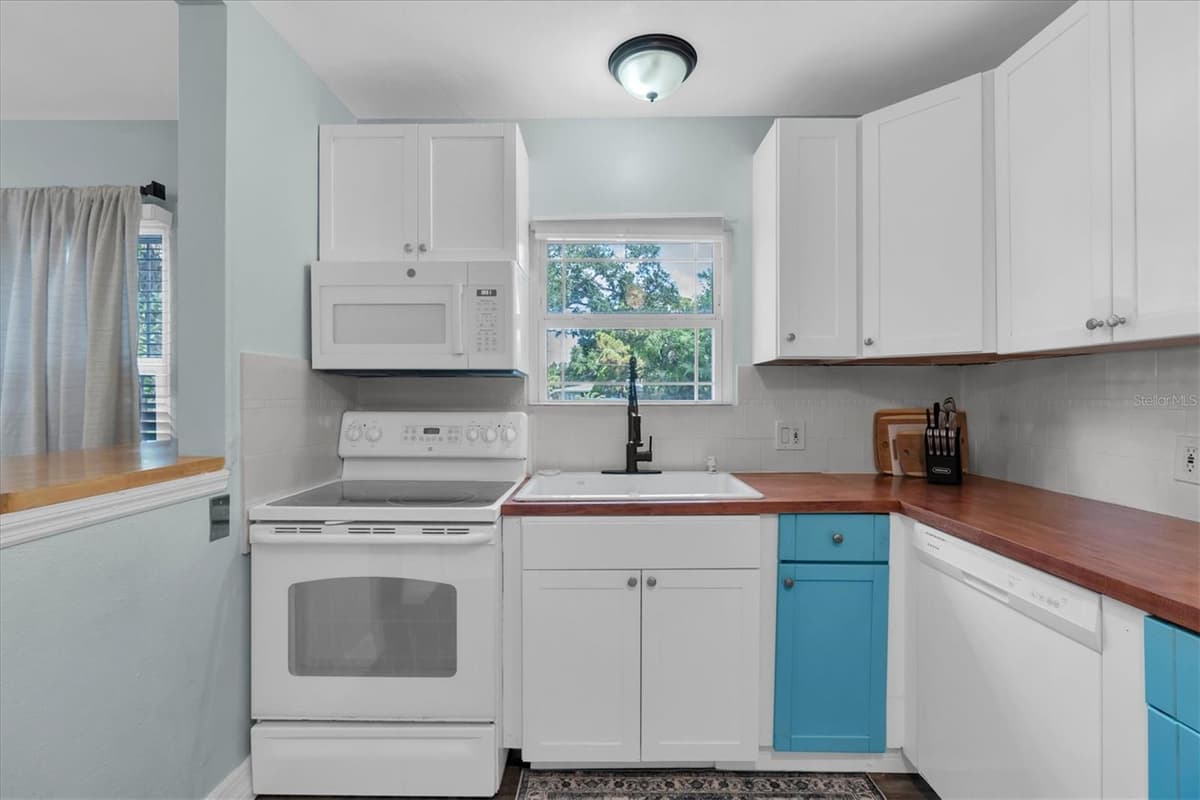 2925 PARK STREET — photo 8 of 35