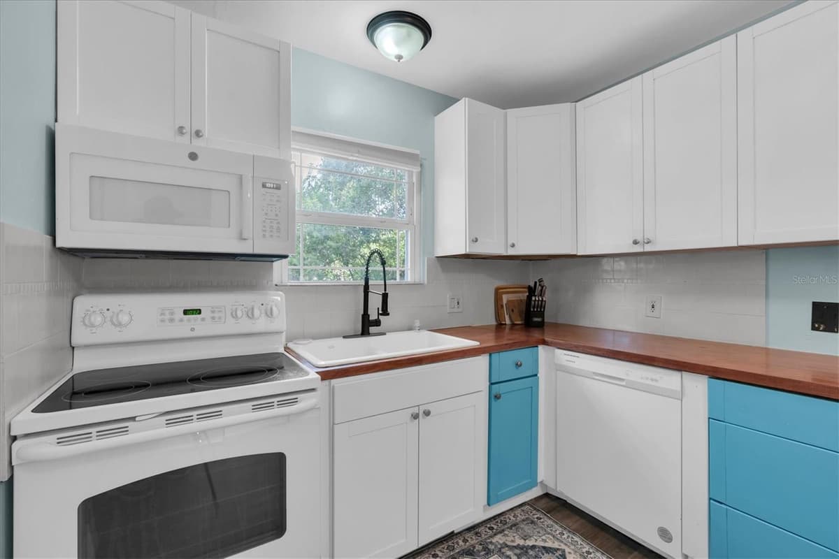 2925 PARK STREET — photo 10 of 35
