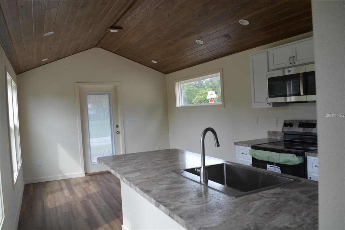 620 THIRD STREET — photo 6 of 25