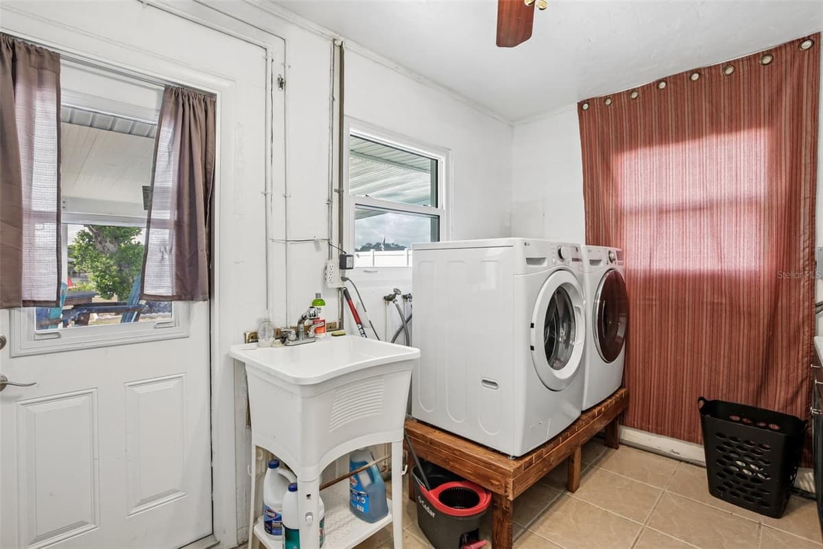 806 BLUE HERON BOULEVARD — photo 17 of 33