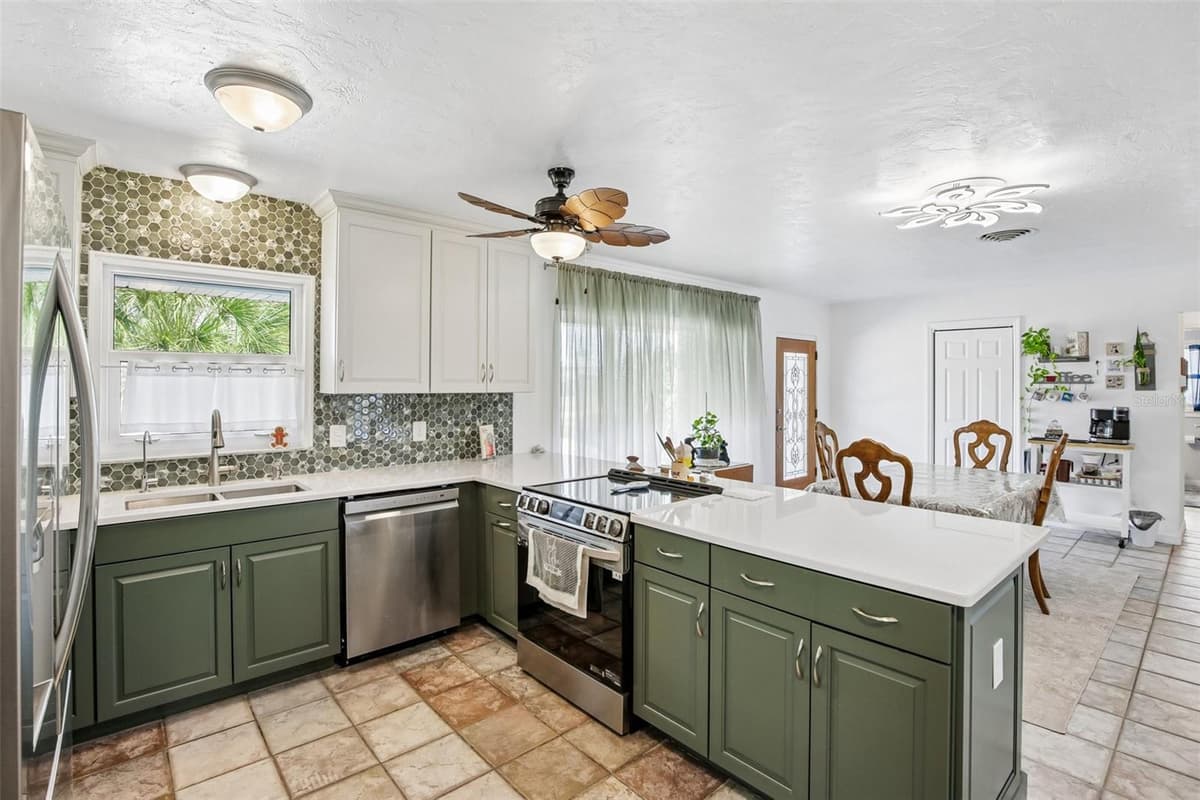 806 BLUE HERON BOULEVARD — photo 3 of 33