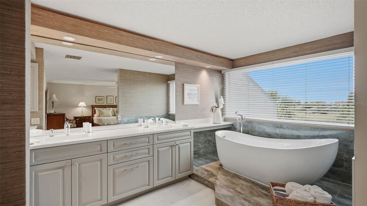 910 PINELLAS BAYWAY — photo 17 of 43