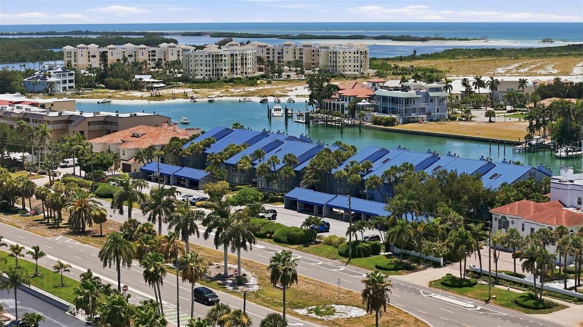 910 PINELLAS BAYWAY — photo 39 of 43