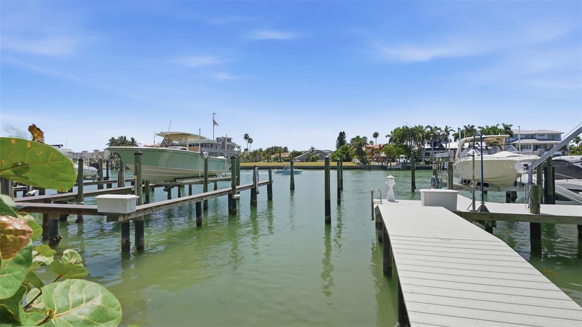 910 PINELLAS BAYWAY — photo 9 of 43