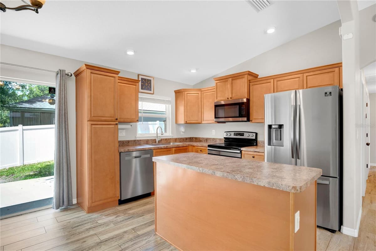 1345 GRAND AVENUE — photo 10 of 32