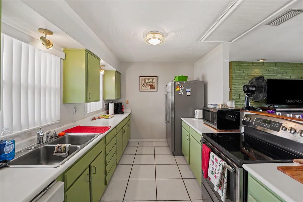 12149 PARK BOULEVARD — photo 5 of 10
