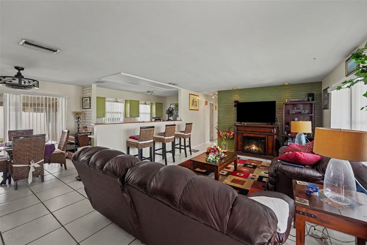 12149 PARK BOULEVARD — photo 3 of 10
