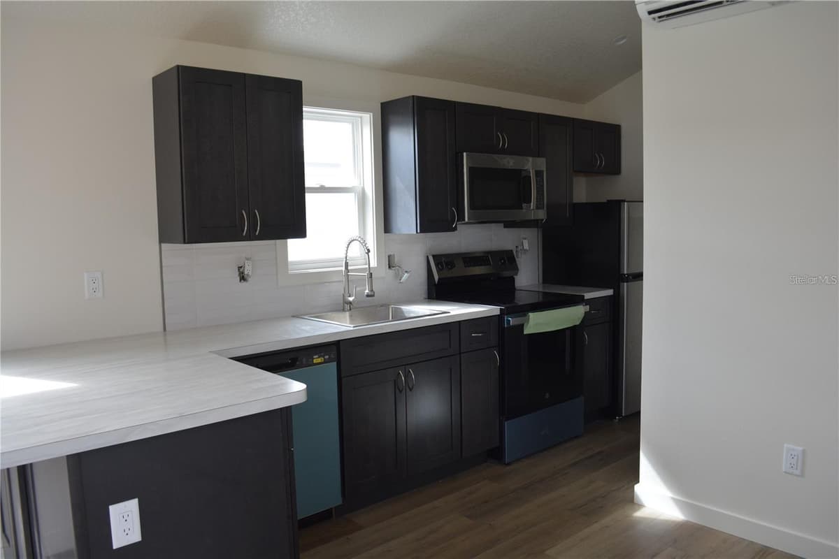 575 2ND STREET — photo 5 of 22