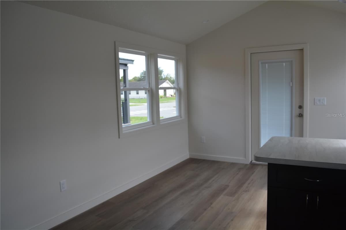 575 2ND STREET — photo 7 of 22
