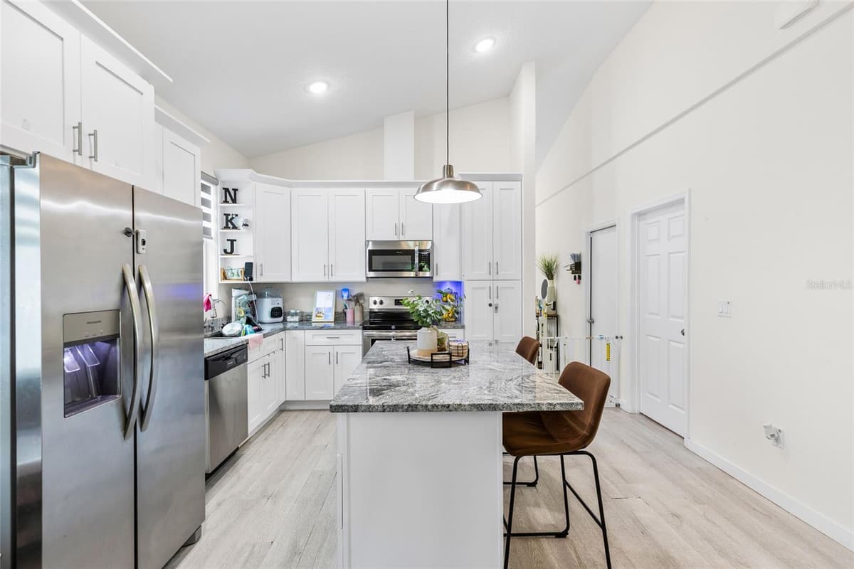 1747 OAK STREET — photo 5 of 37