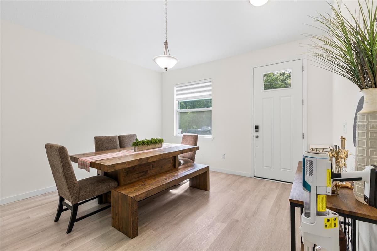 1747 OAK STREET — photo 4 of 37