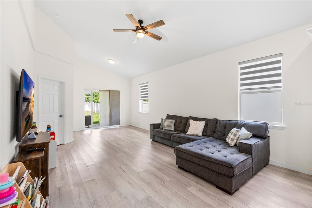 1747 OAK STREET — photo 12 of 37