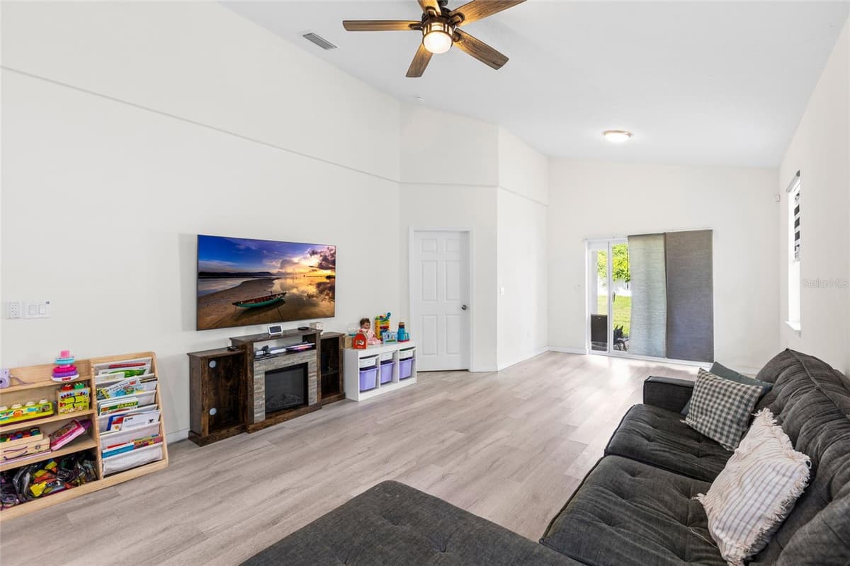 1747 OAK STREET — photo 10 of 37