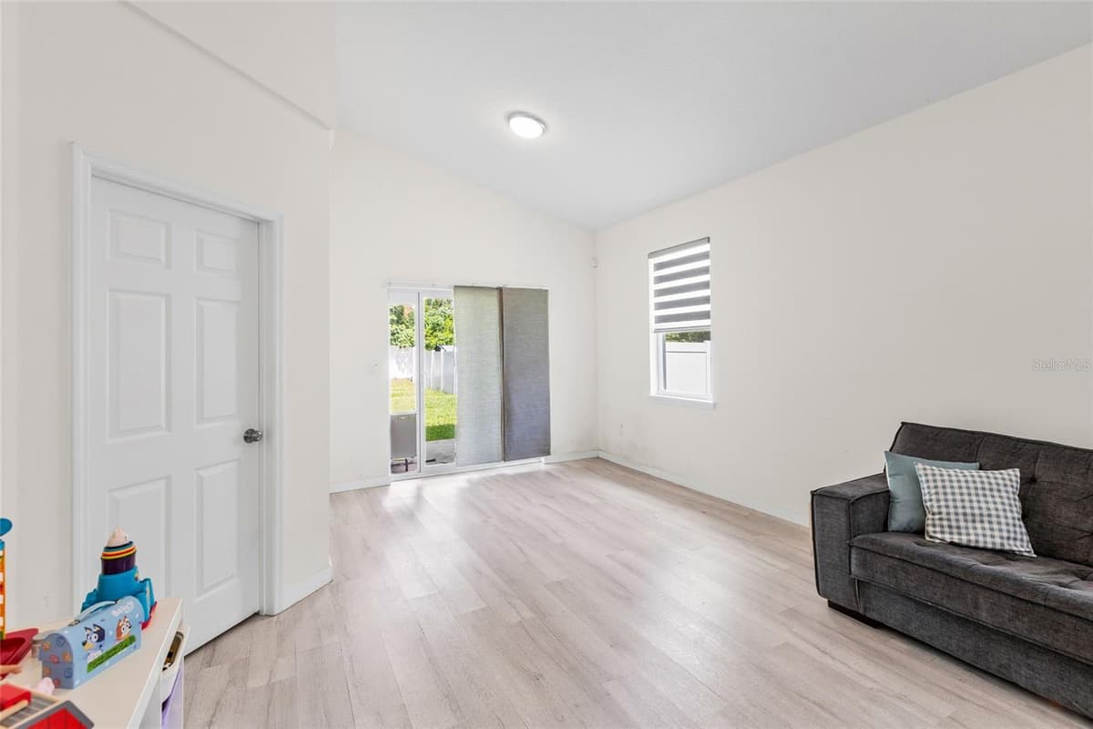 1747 OAK STREET — photo 13 of 37