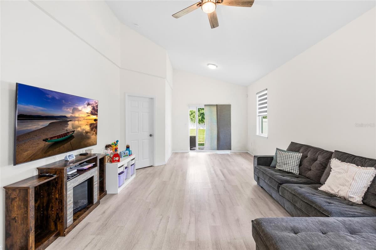 1747 OAK STREET — photo 11 of 37