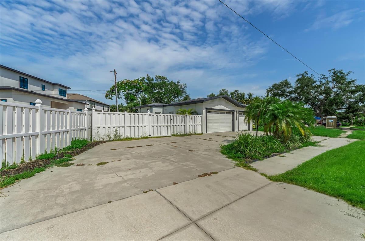 850 RAFAEL BOULEVARD — photo 3 of 46