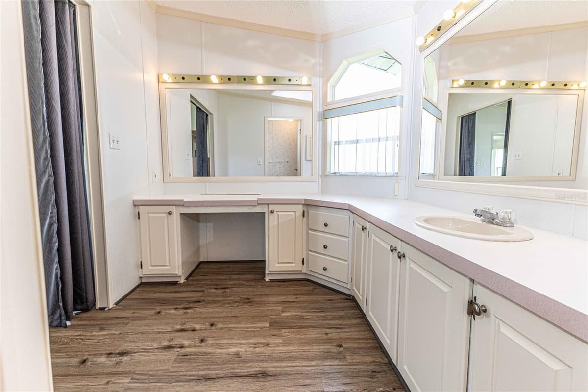 5217 CAMBRIDGE COURT — photo 15 of 35