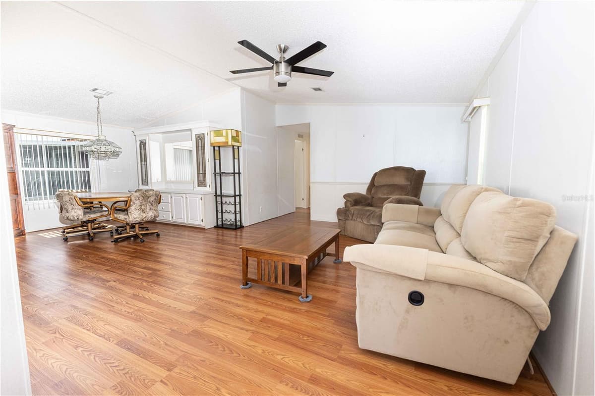 5217 CAMBRIDGE COURT — photo 5 of 35
