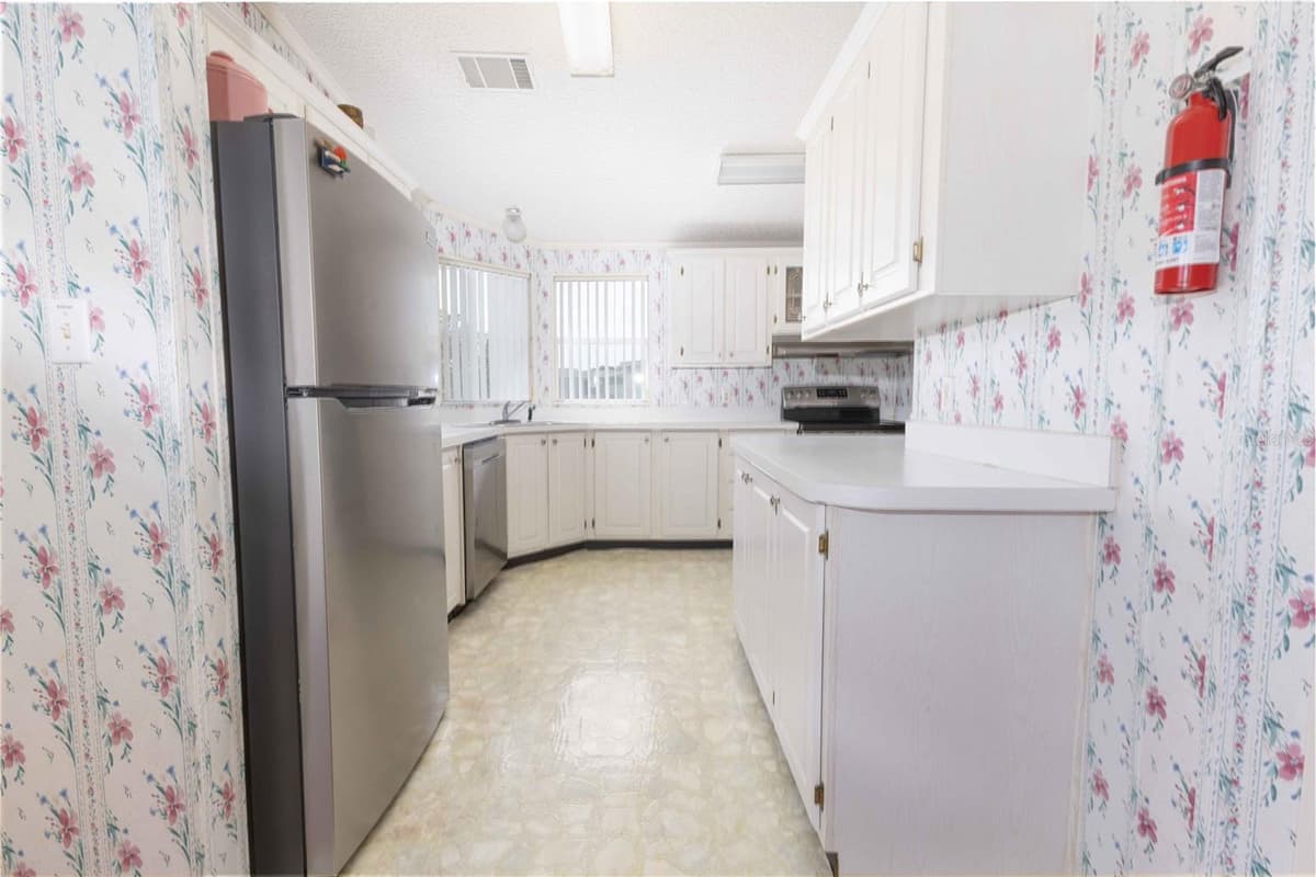 5217 CAMBRIDGE COURT — photo 10 of 35