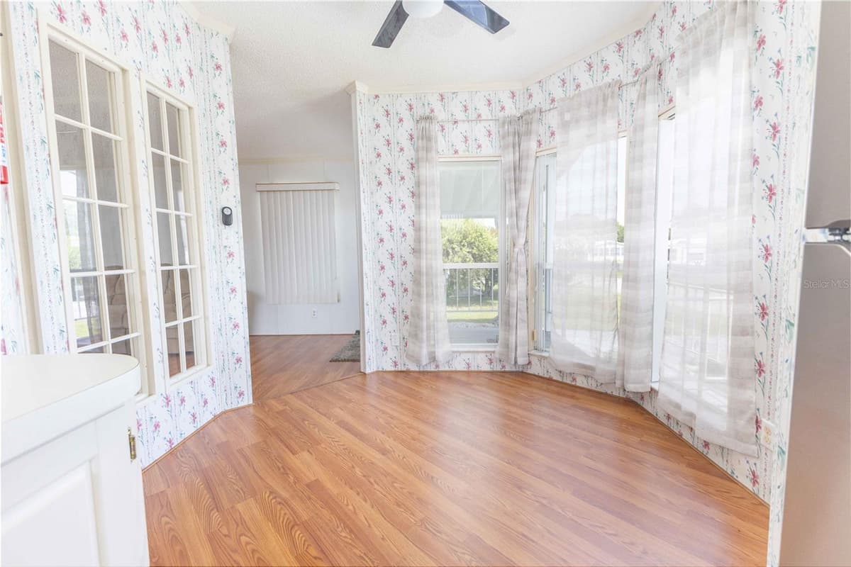 5217 CAMBRIDGE COURT — photo 11 of 35