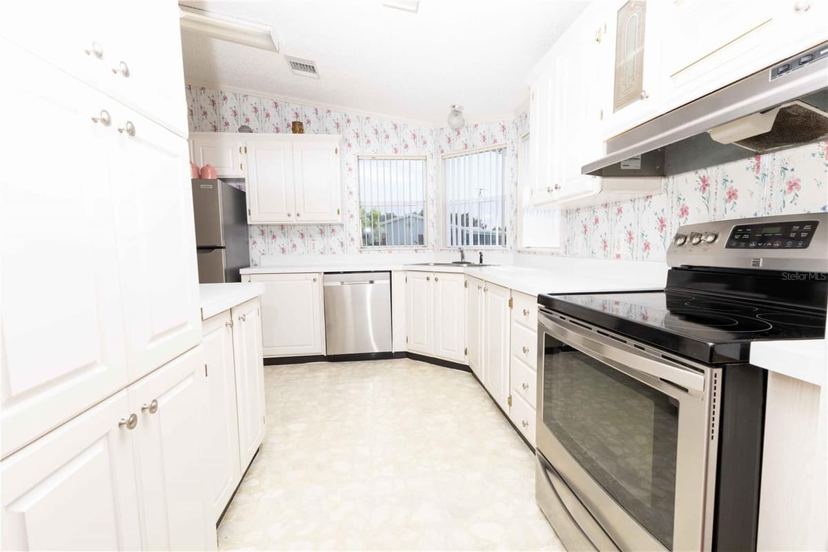 5217 CAMBRIDGE COURT — photo 9 of 35