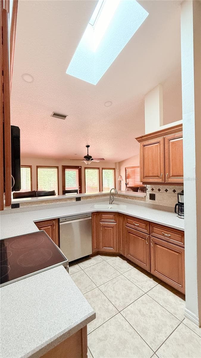 898 CRITTENDEN AVENUE — photo 11 of 39