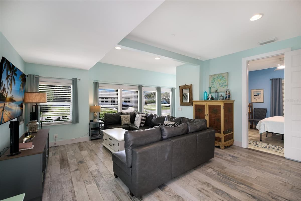 504 SPRING AVENUE — photo 10 of 45