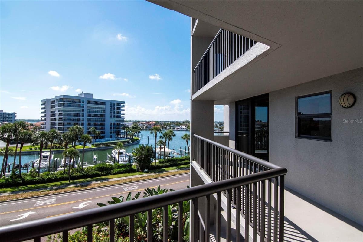 1660 GULF BOULEVARD — photo 31 of 47