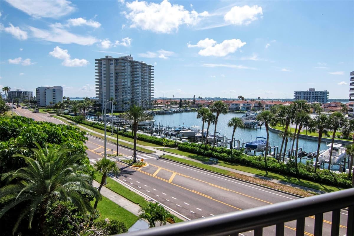 1660 GULF BOULEVARD — photo 33 of 47