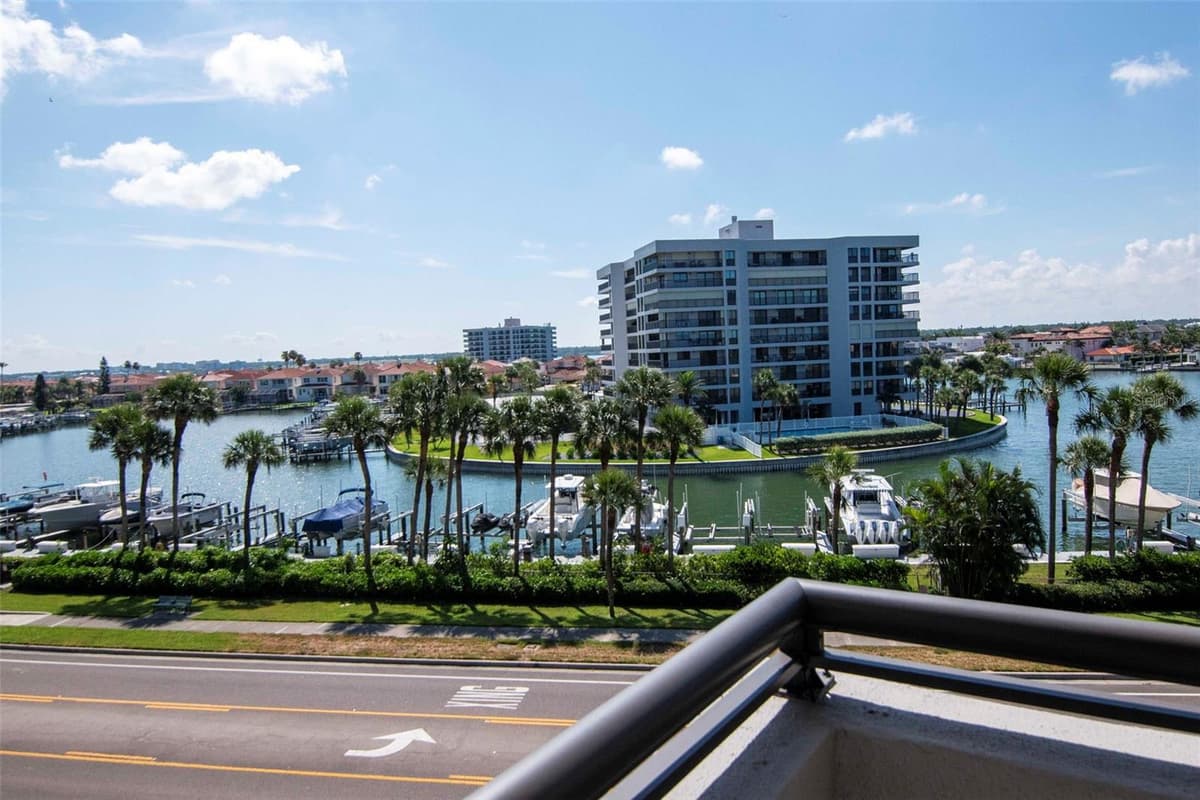 1660 GULF BOULEVARD — photo 16 of 47
