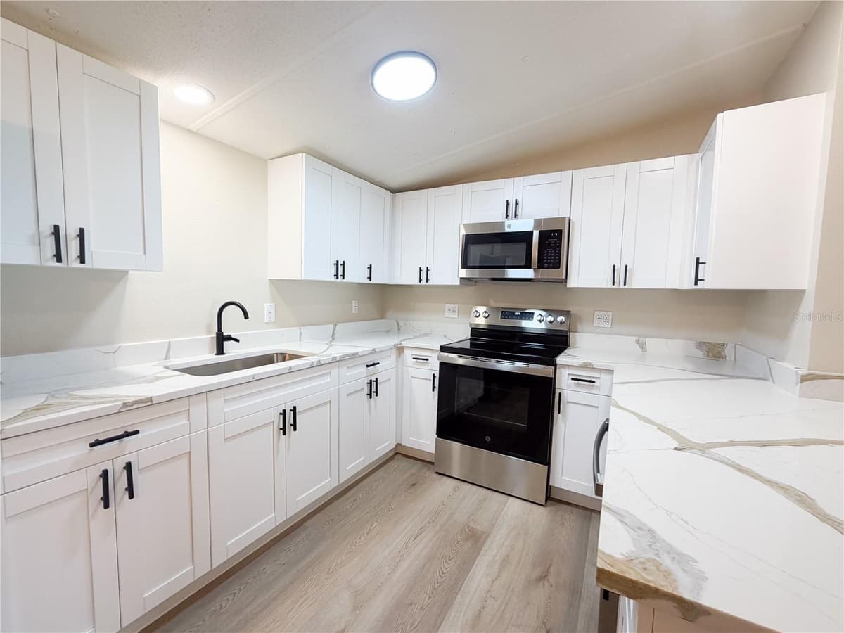 8017 SKYLINE LANE — photo 7 of 14