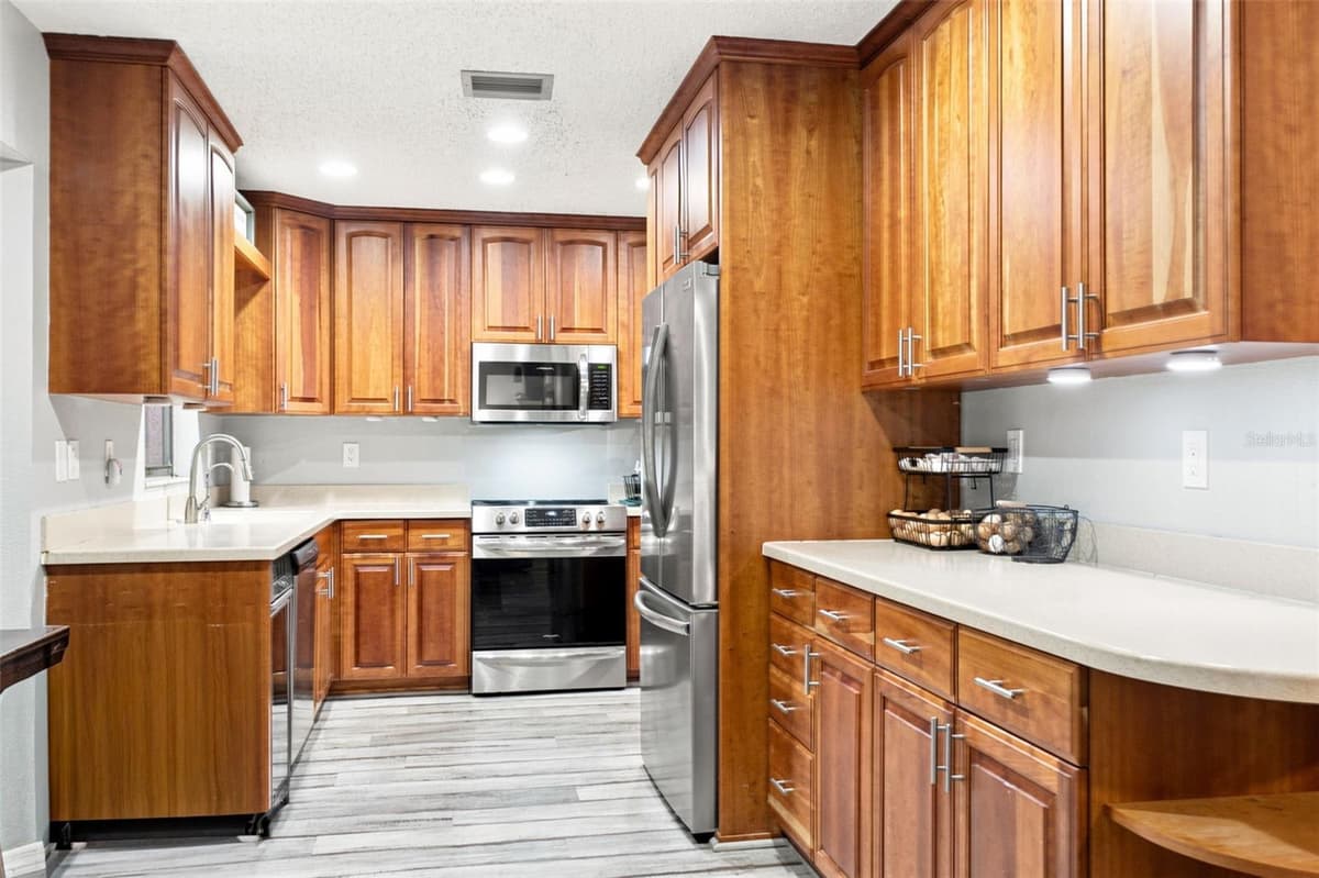 6706 WALDORF COURT — photo 10 of 51