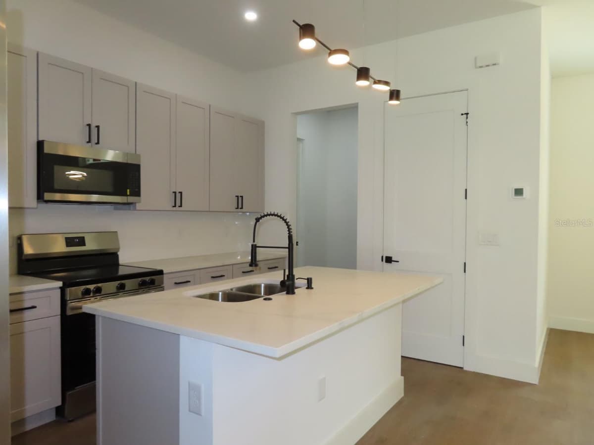2651 PEAKE STREET — photo 6 of 25