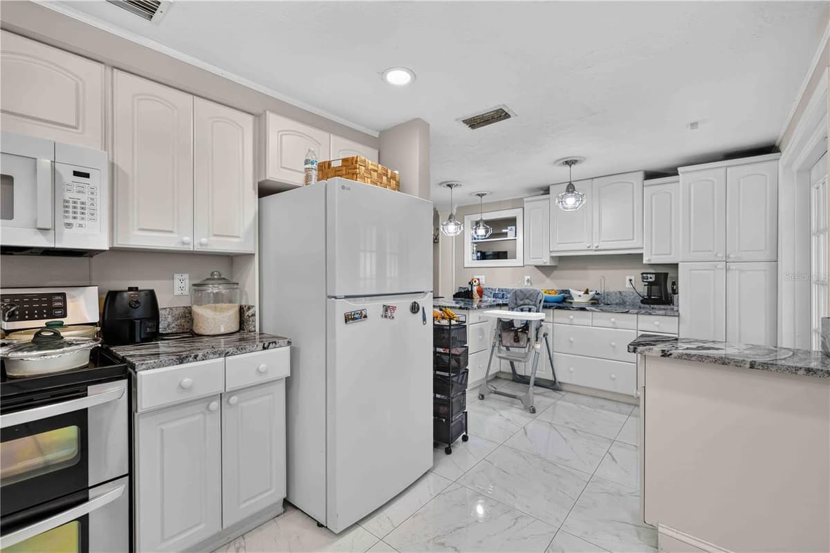 5408 EVORA AVENUE — photo 10 of 27