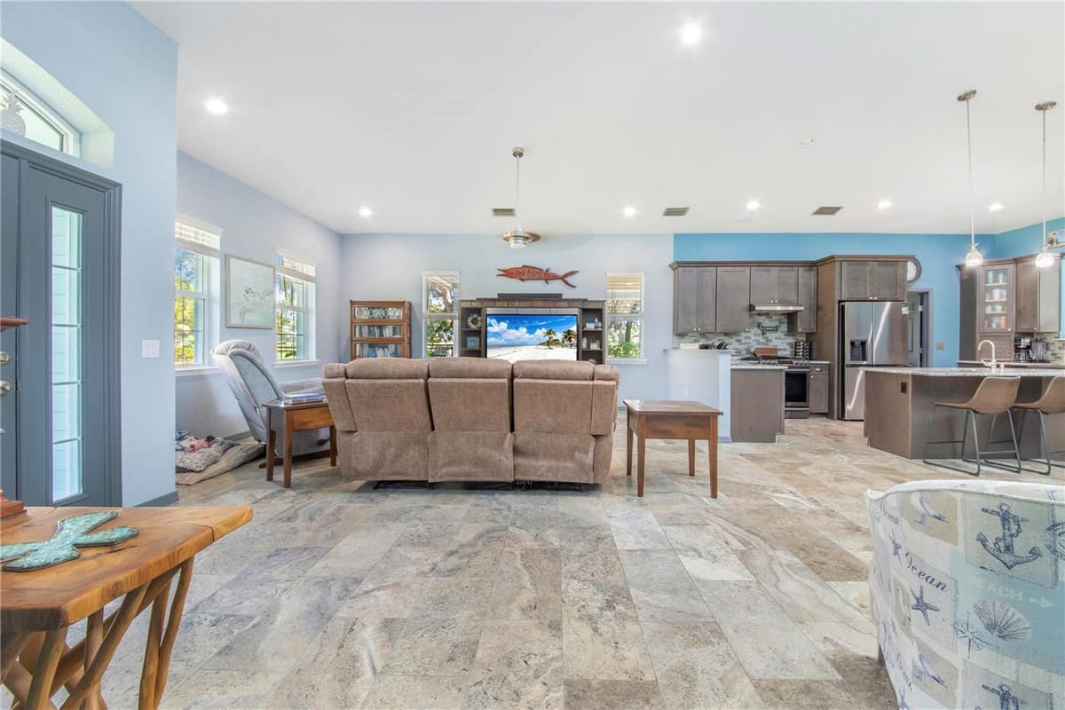 2424 BURNS AVENUE — photo 15 of 100