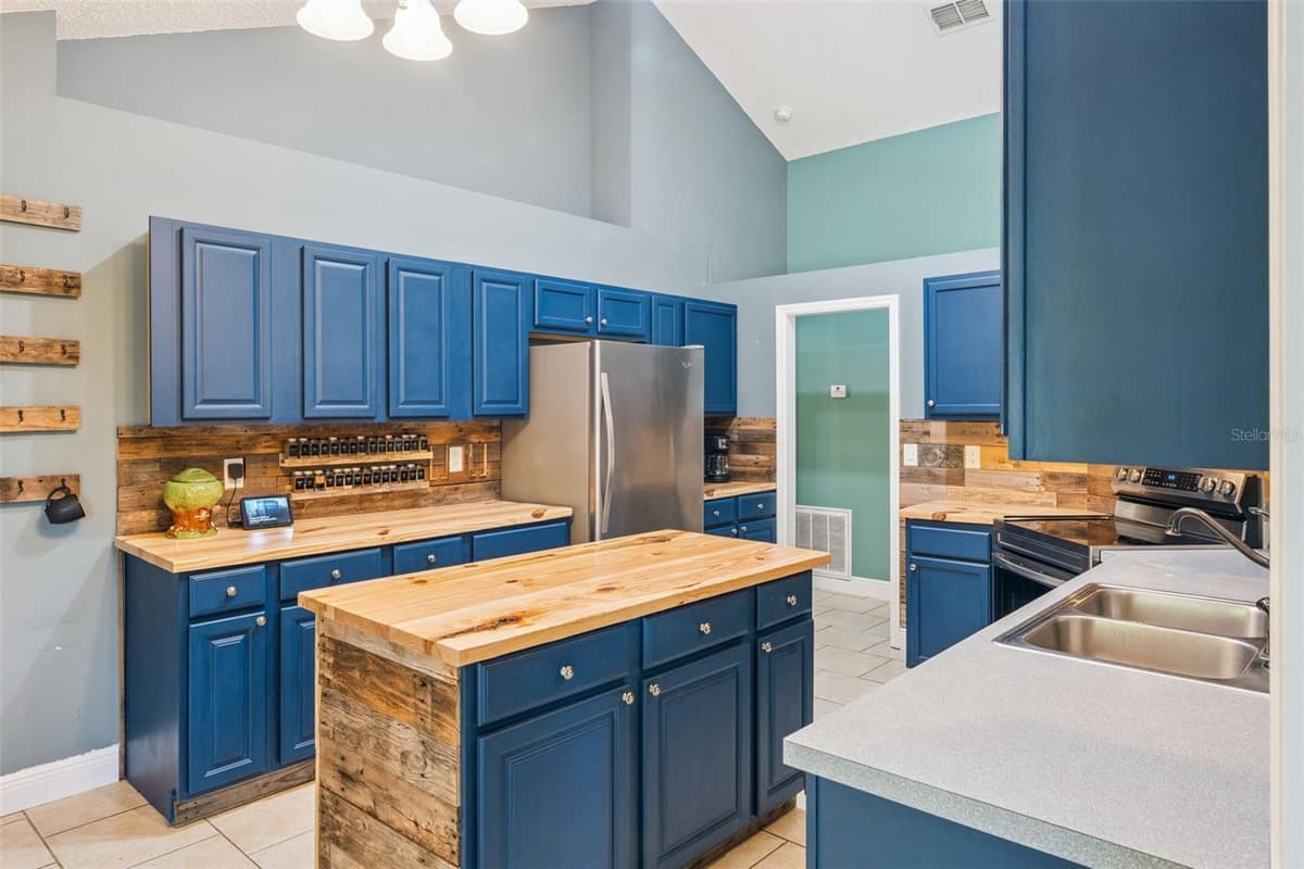 136 CHESTNUT AVENUE — photo 8 of 25
