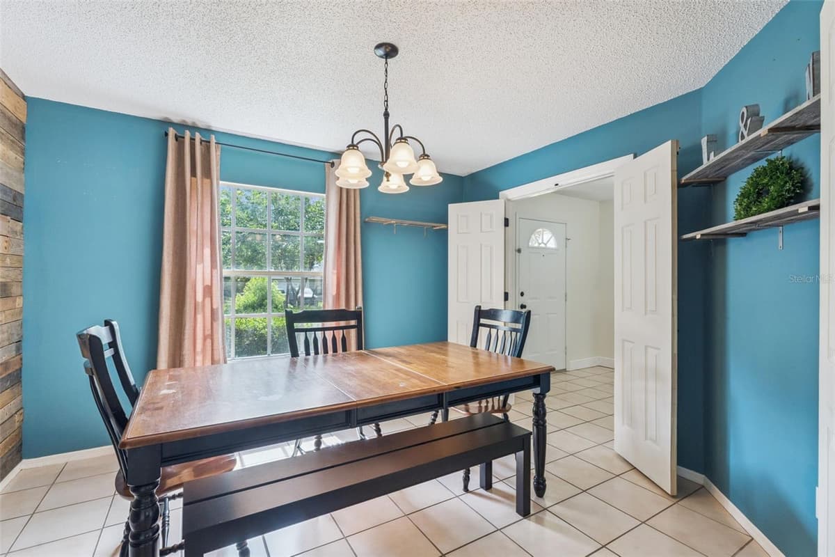 136 CHESTNUT AVENUE — photo 4 of 25