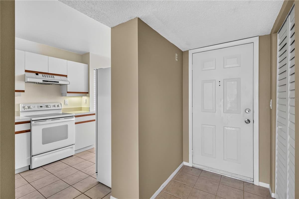 4550 PINEBROOK CIRCLE — photo 9 of 30