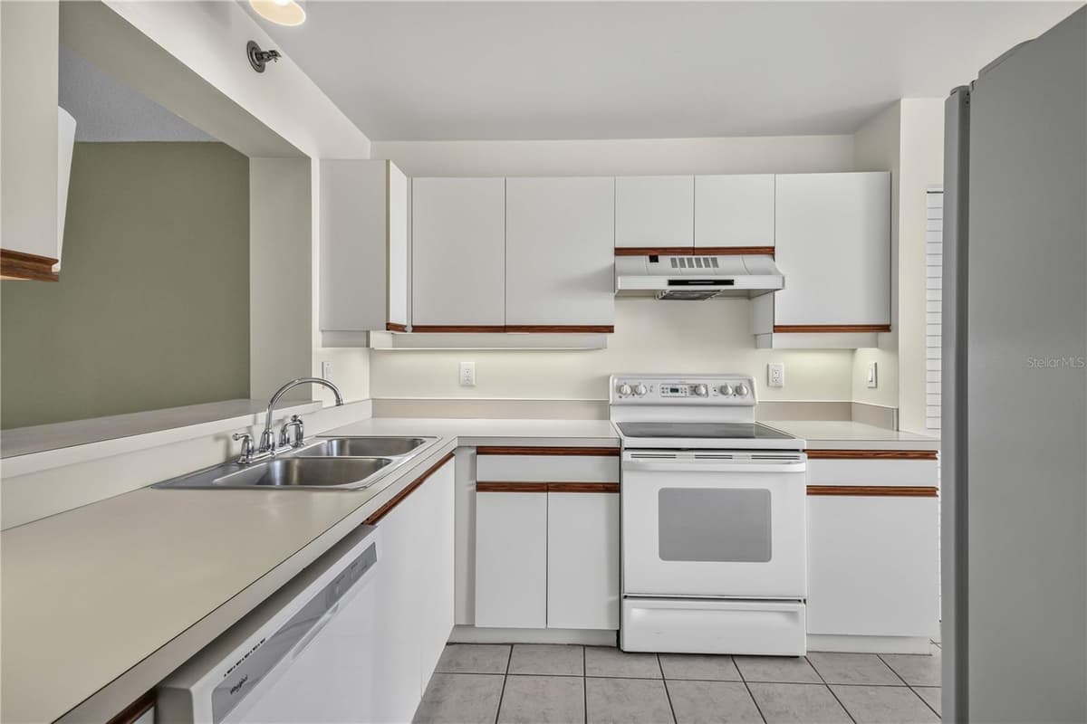 4550 PINEBROOK CIRCLE — photo 10 of 30