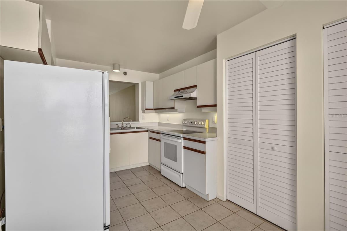 4550 PINEBROOK CIRCLE — photo 13 of 30