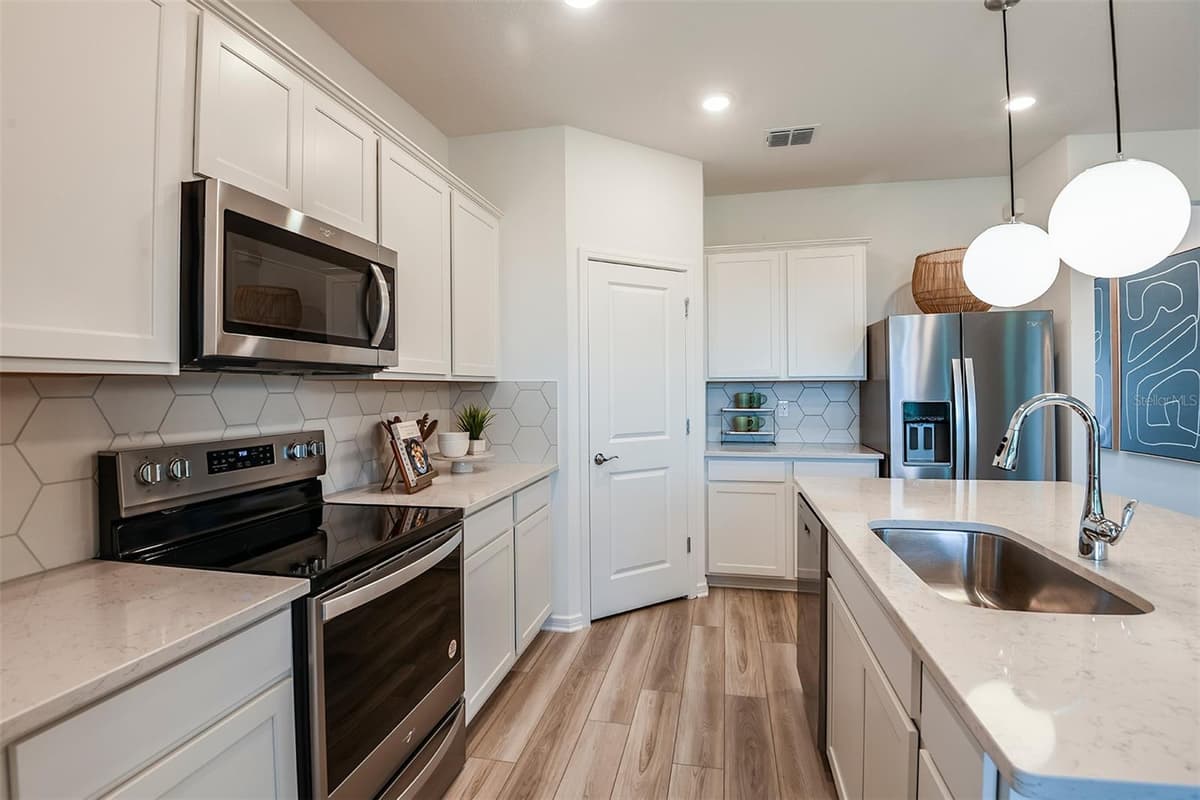 14842 SUNBEAM STREET — photo 5 of 32