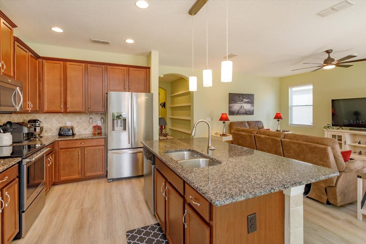 12789 BOSWORTH AVENUE — photo 8 of 32