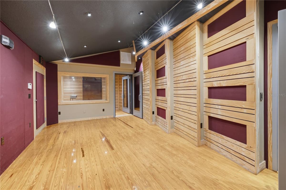 2250 VOLUSIA AVENUE — photo 12 of 31