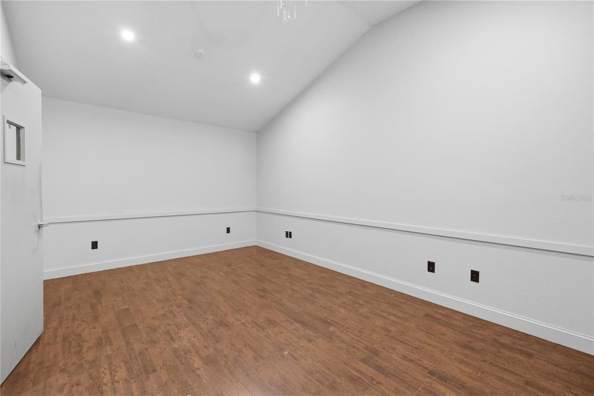 2250 VOLUSIA AVENUE — photo 4 of 31